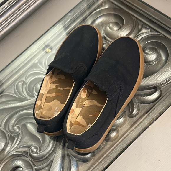 Old Navy 4 Boys Black and Tan Kids Slip-On Sneakers - Picture 5 of 9